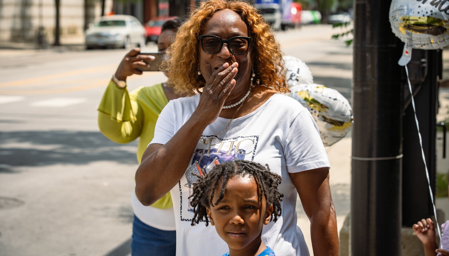 Veteran police dispatcher who was a calming voice for Chicagoans at their worst moments goes off the radio