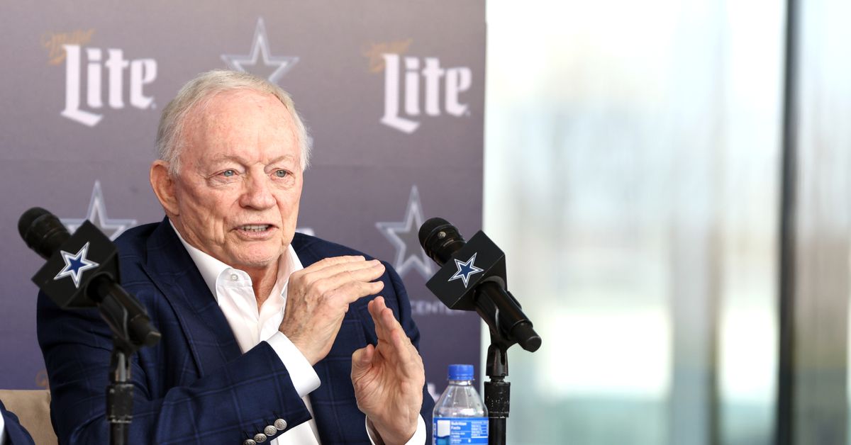Dallas Cowboys training camp: Jerry Jones’ comments on contracts out of touch