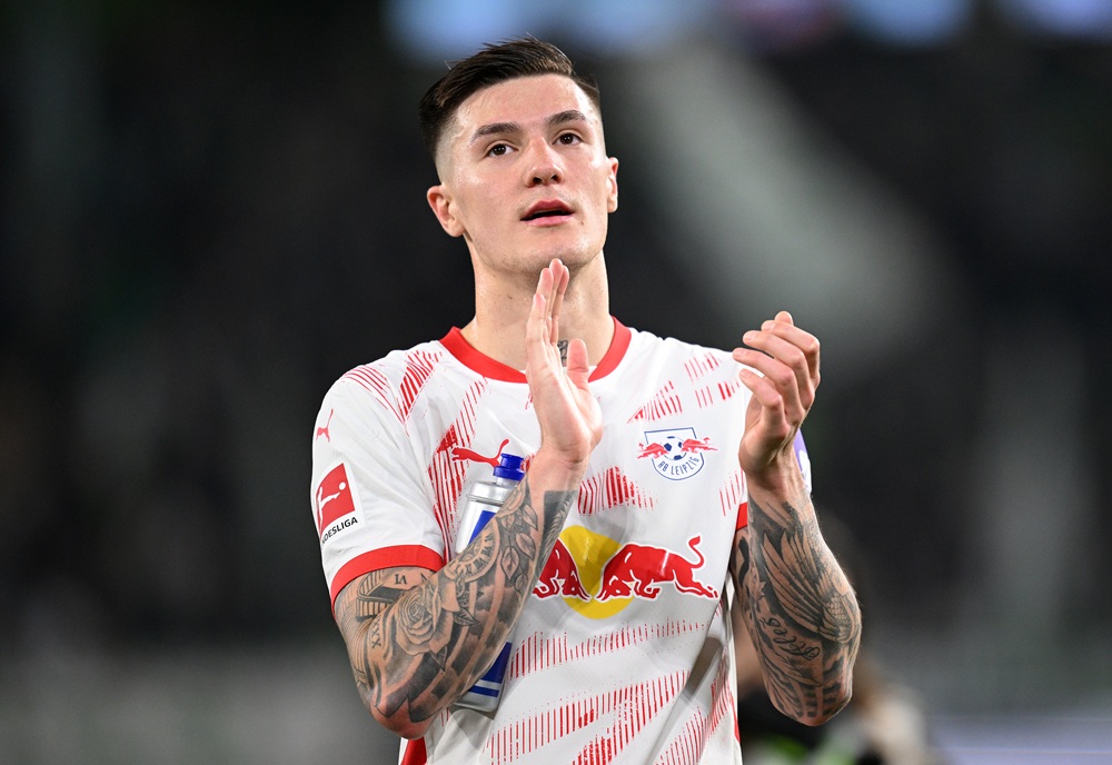 WOLFSBURG, GERMANY: Benjamin Sesko of RB Leipzig applauds the fans after defeating VfL Wolfsburg during the Bundesliga match between VfL Wolfsburg ...