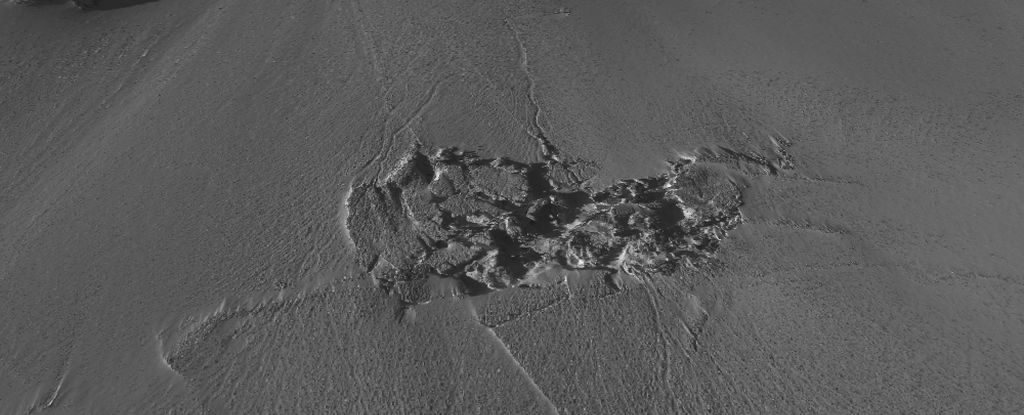 90 Billion Liters of Water Punched Through Greenland's Ice Sheet – And Nobody Noticed : ScienceAlert