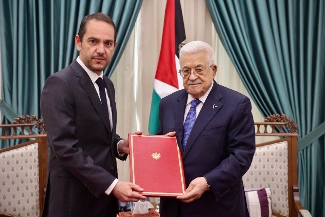 The French consul gives Mahmoud Abbas the letter (French foreign minister's X account, July 24, 2025)