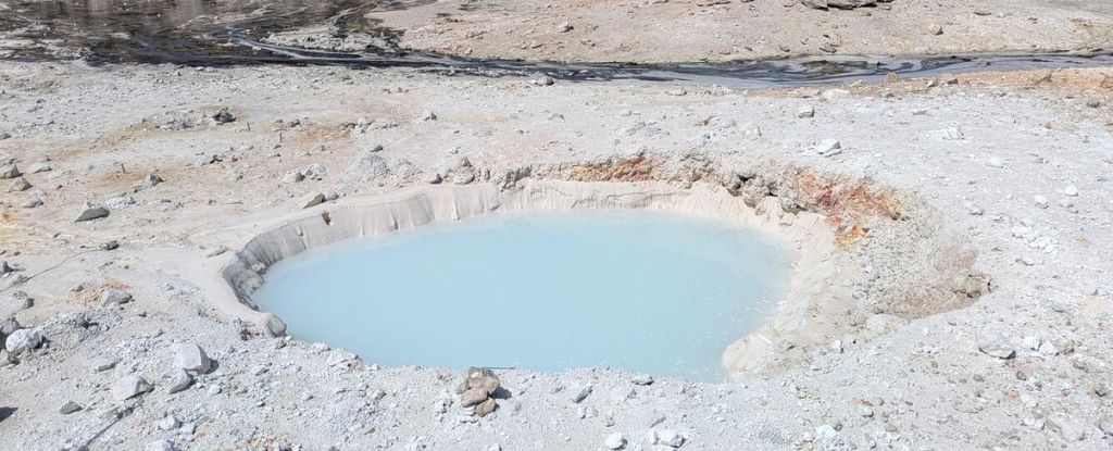 A Gaping Hole Full of Milky Blue Water Has Appeared at Yellowstone : ScienceAlert