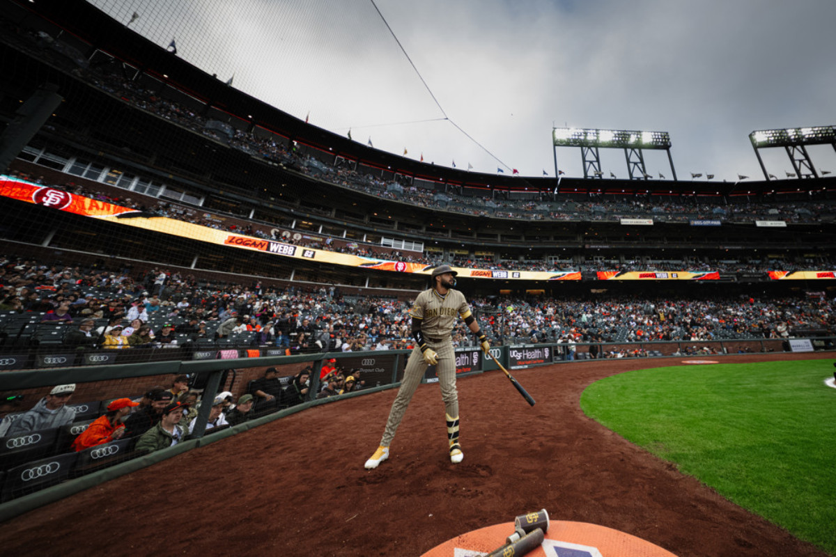 Padres' win over Giants ties them with Dodgers in NL West