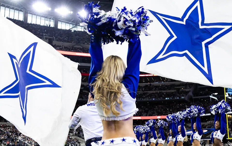 Dallas Cowboys Cheerleader goes viral.DCC&sol;IG