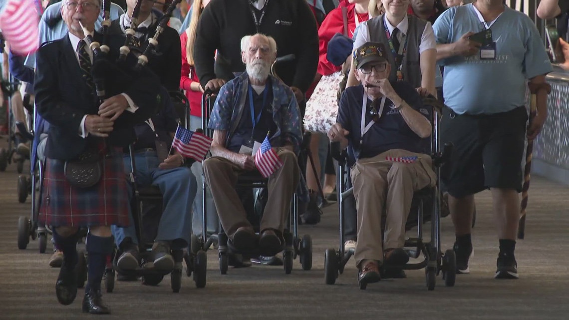 Phoenix veterans, local students fly to National WWII Museum in New Orleans