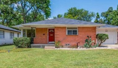 House for sale in NE Dallas has glossy pink '50s bathroom