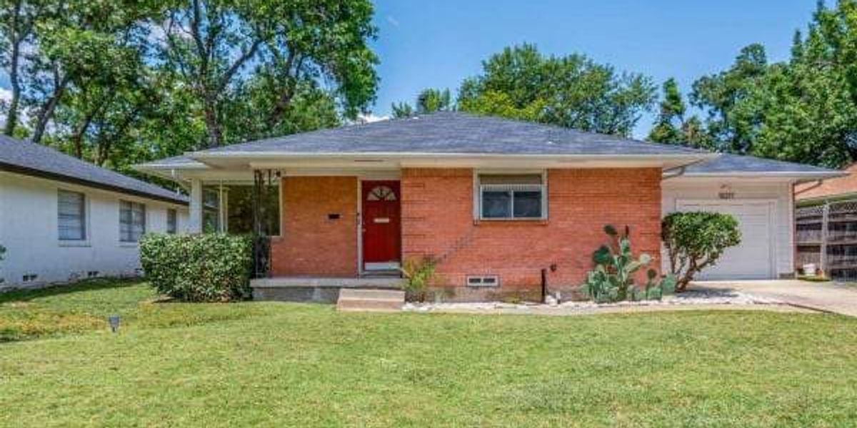 House for sale in NE Dallas has glossy pink '50s bathroom