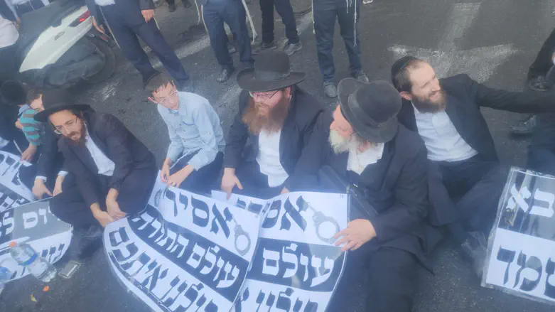 Haredi protests intensify, as demonstrations and a fast are planned