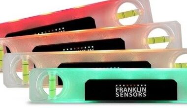 A Torpedo Level That Changes Color When It's Level or Plumb