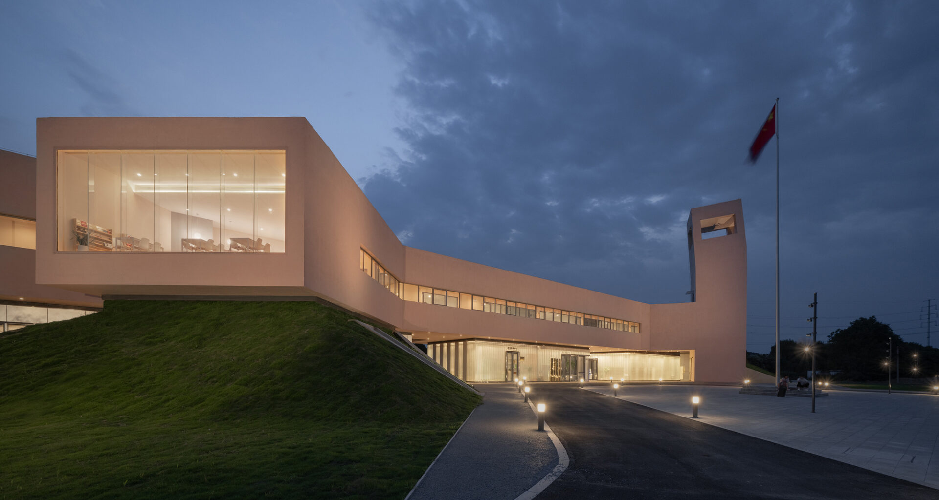 The Xue Village Community and Tourist Service Center / Studio 10