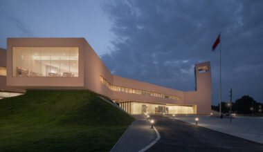 The Xue Village Community and Tourist Service Center / Studio 10