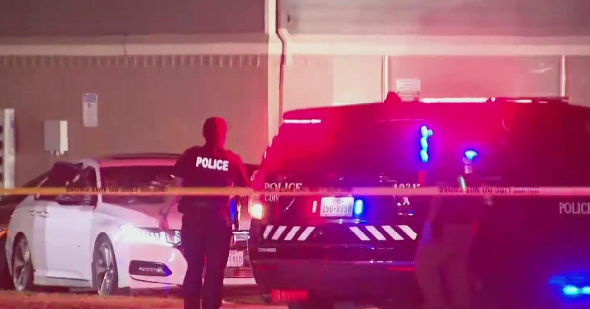 Homicide investigation underway after woman fatally shot, 2 injured in Fort Worth, police say