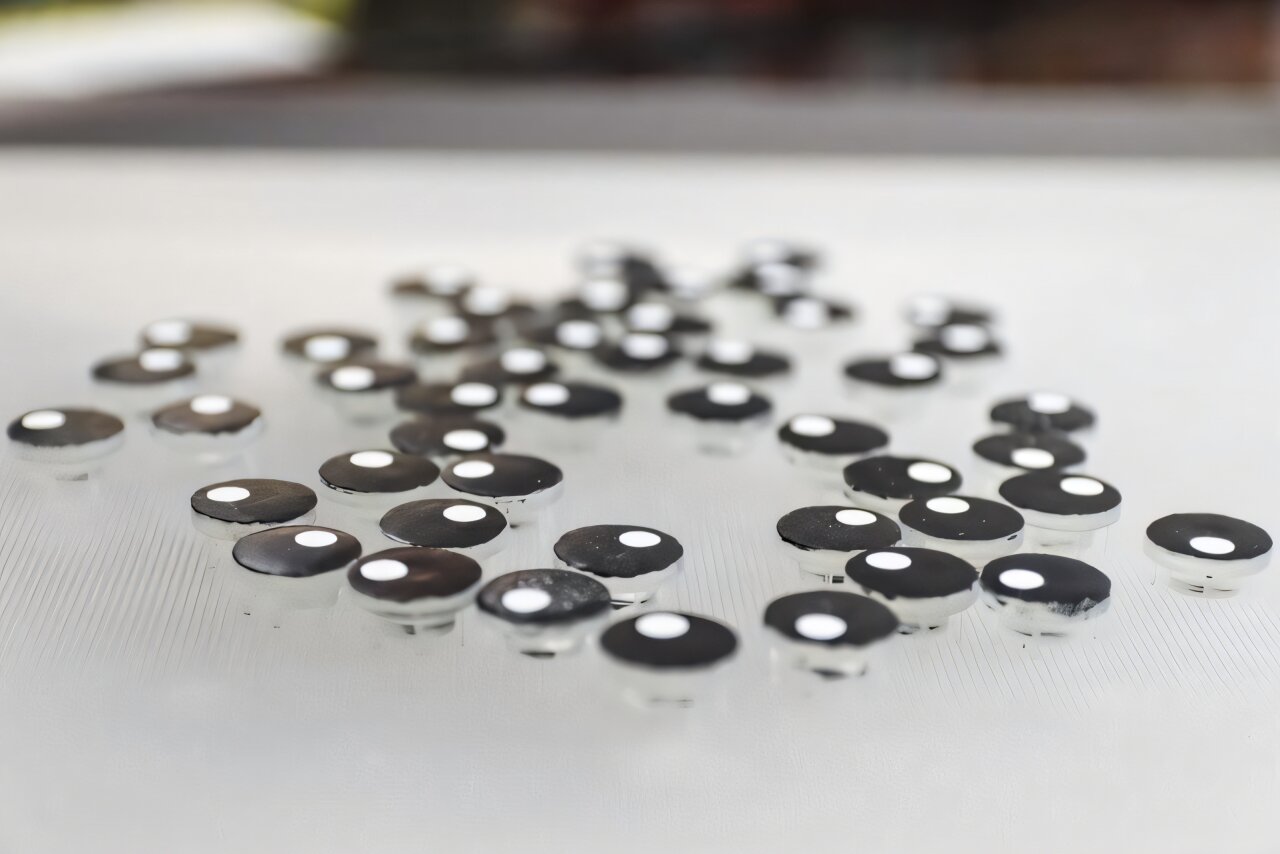 Threshold effects enable self-stopping robot swarms