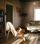 Rael hosts guests and students in the Dominguez House, a neighboring dwelling that belonged to his great-aunt’s family and exists within the network of structures that he has dubbed the Adobe Archipelago. In the space, now an extension of his own home, he decorates with the likes of a Hans Wegner–inspired Shell chair covered in shearling and plentiful books and records.