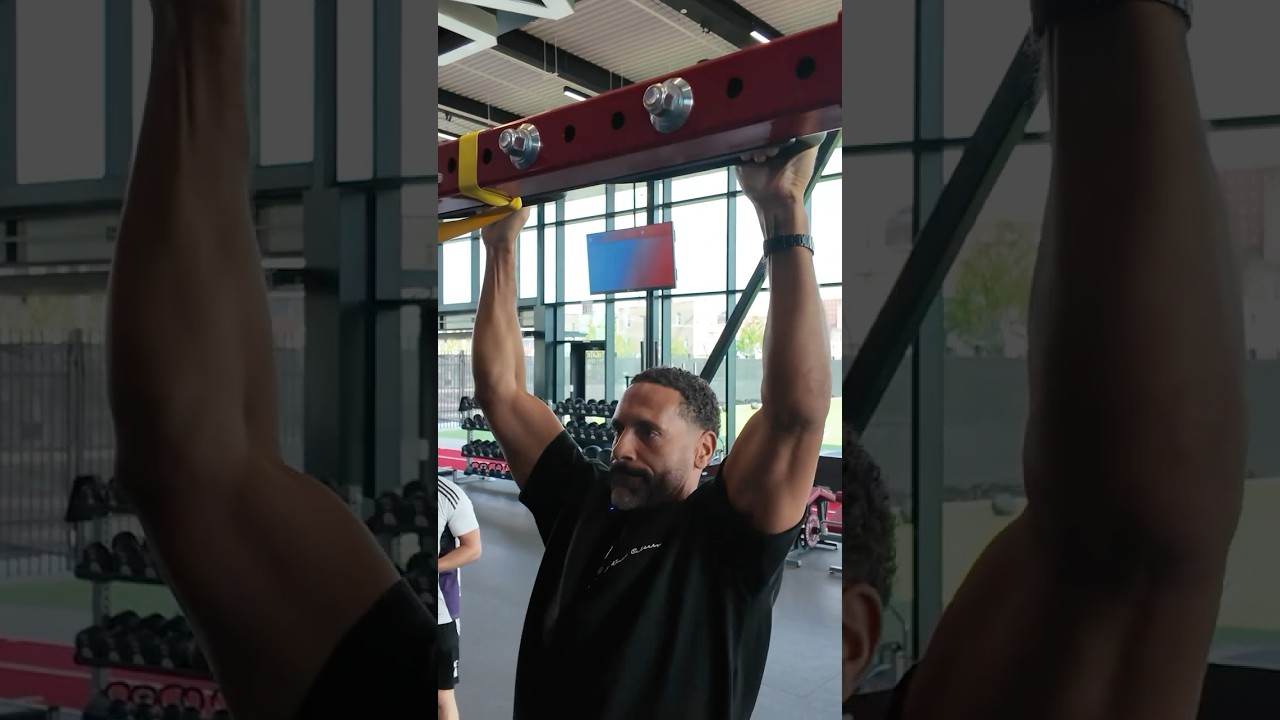 Rio takes the Man Utd Pre-Season Pull Up Test 💪 #football #fitness #mutour25 - YouTube