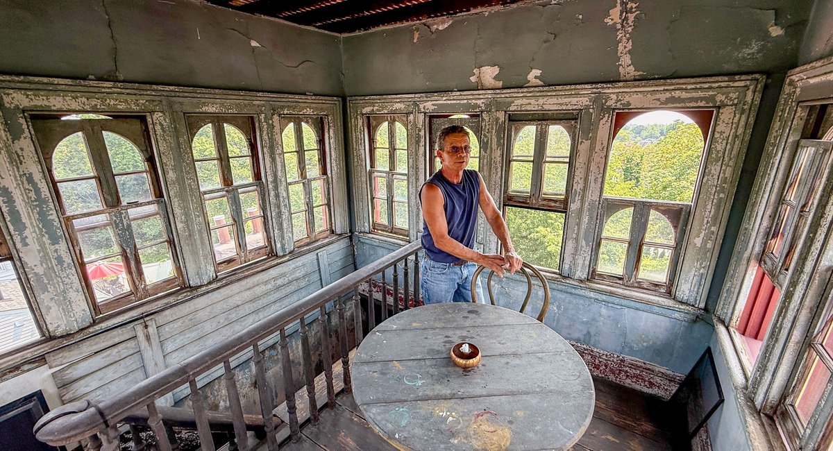 In this Staten Island time capsule of a home, models, murals and Nilla wafers meet