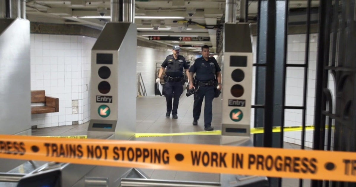 18-year-old charged with attempted murder in NYC subway slashing, robbery