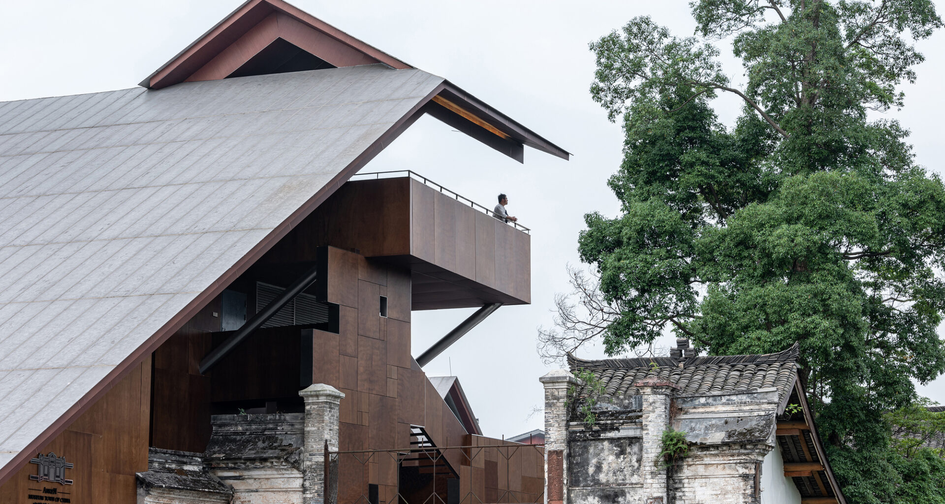 Renovation of Anren Liaowei Mansion Anren Tourist Center / Atelier Li Xinggang