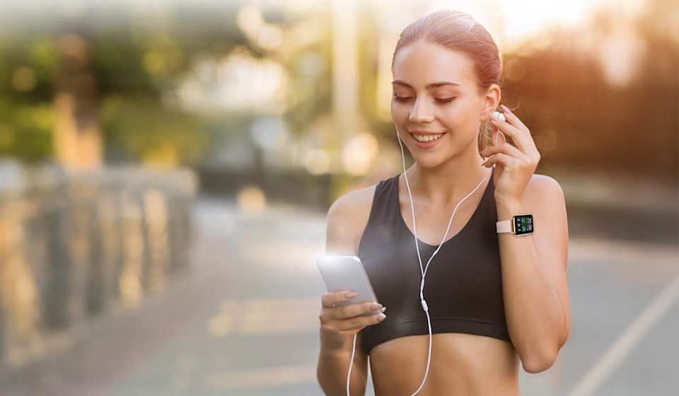 Person wearing the Popglory Smart Watch