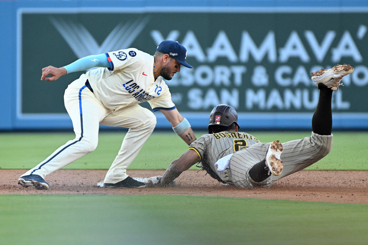 Padres, shut out by Dodgers, give up brief hold on first place