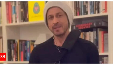 Shah Rukh Khan shares health update after a concerned fan inquires about his shoulder; says, 'It's healing' |
