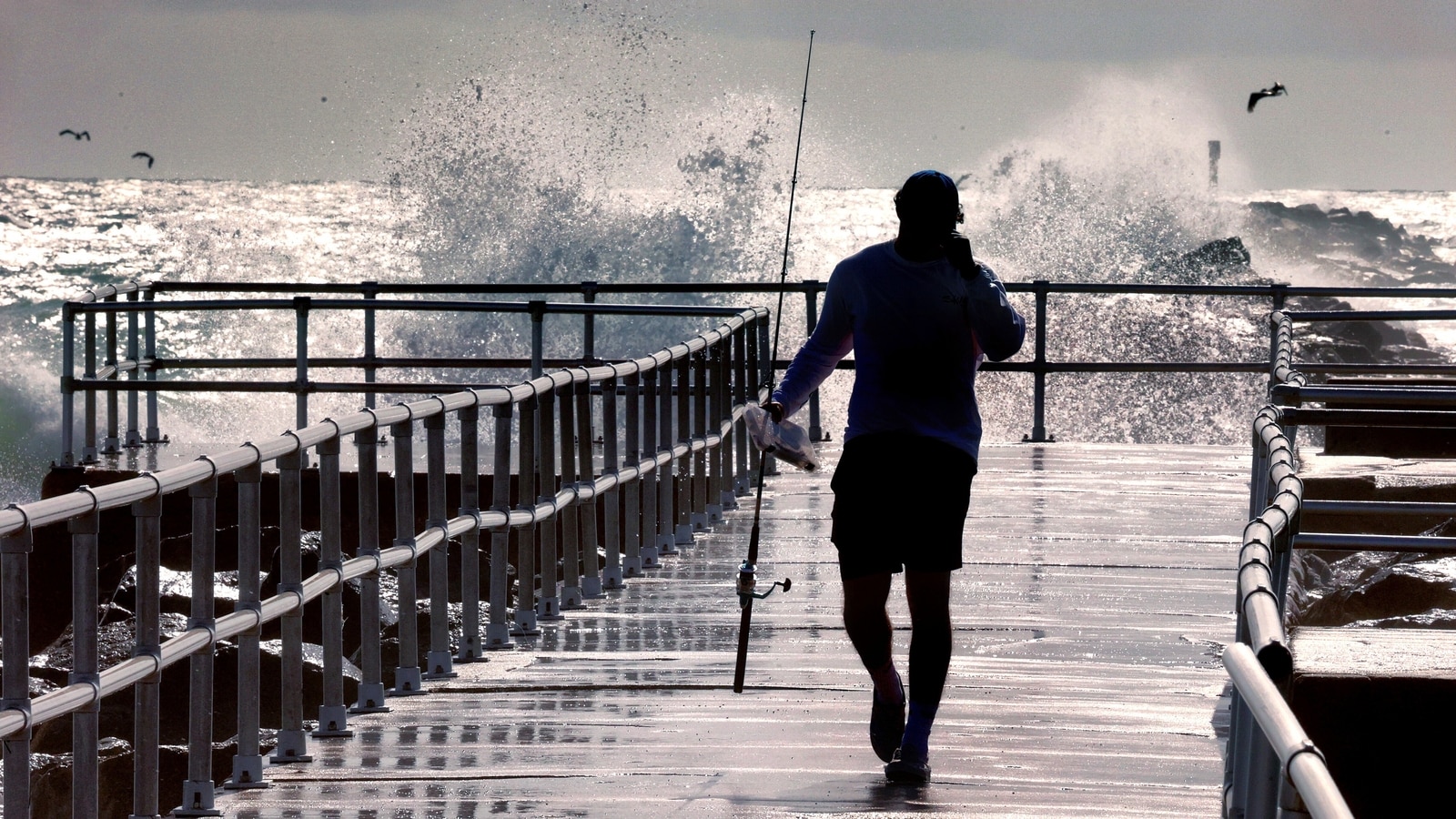 Hurricane Erin shuts down East Coast beaches: NYC, Jersey, and more brace for coastal flooding