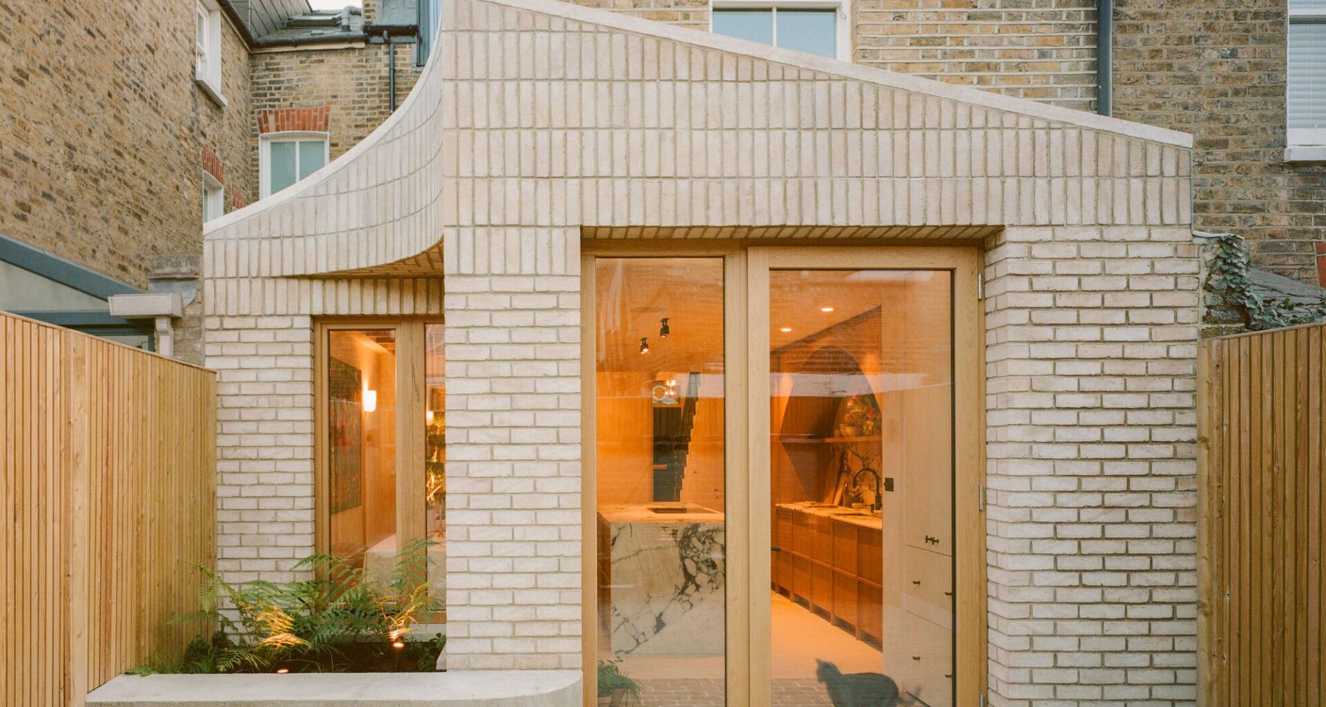 Sobremesa House / Studio McW