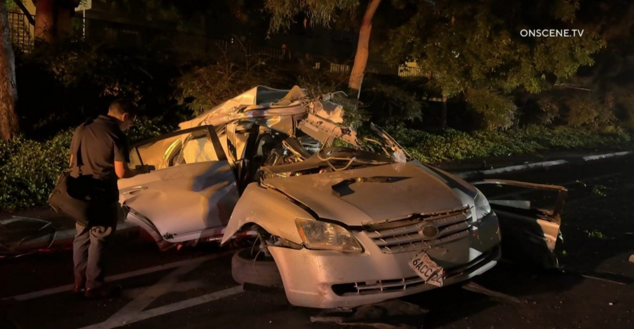 Driver killed in crash after sedan strikes light pole in Vista