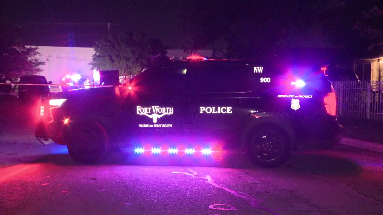 Fort Worth woman arrested, accused of stabbing man with glass bottle