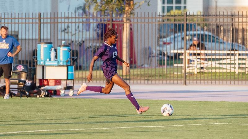 Hill Assists Kafero-Roberts for Last Minute Shot to Overcome Houston Christian