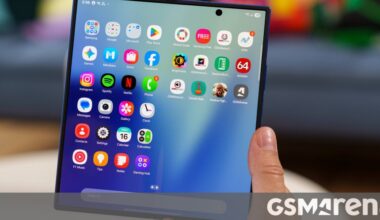 Samsung pokes fun at iPhones for not folding