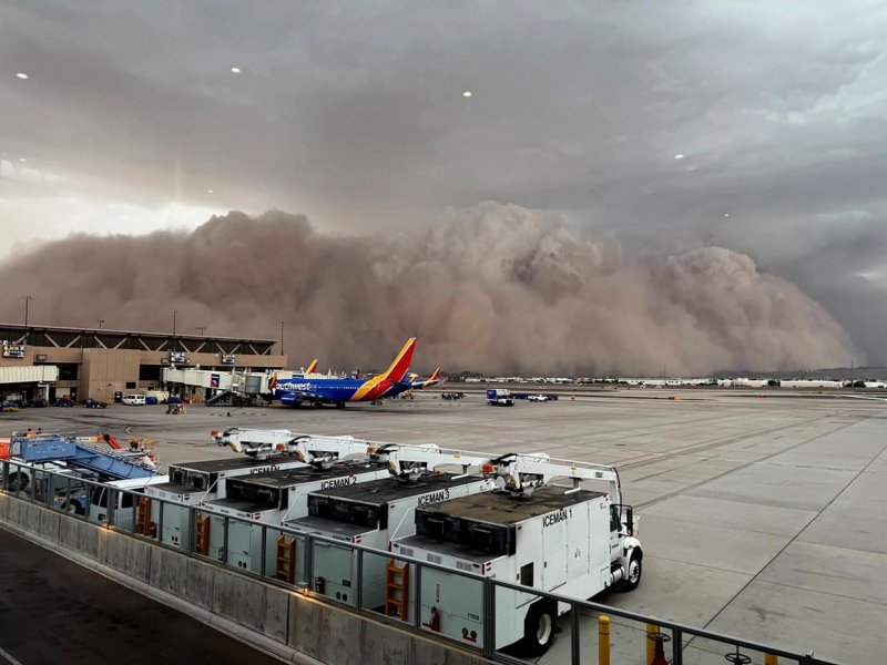 Massive dust storm hits Phoenix  - VIDEO