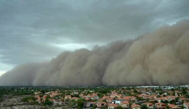 Massive dust storm engulfs Phoenix, followed by monsoon, grounding hundreds of flights