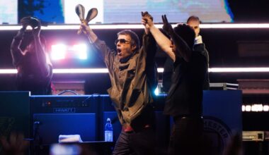 Oasis goes through the motions at Chicago reunion concert