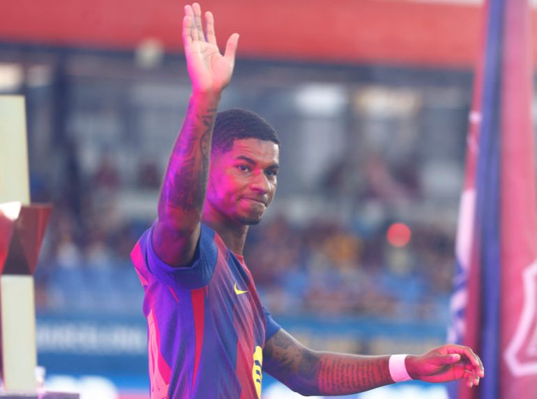 Barcelona's Marcus Rashford acknowledges fans before the match against Como
