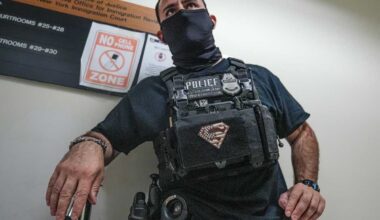 Are ICE agents in Lower Manhattan courts wearing Superman patches to support pro-Trump actor Dean Cain?