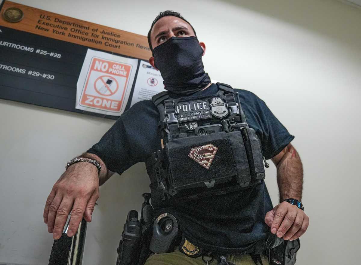 Are ICE agents in Lower Manhattan courts wearing Superman patches to support pro-Trump actor Dean Cain?