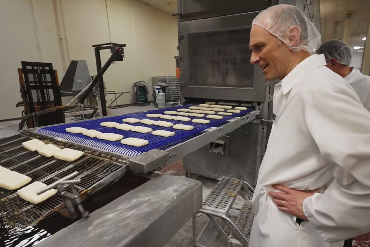 Chicago Fed President Austan Goolsbee tours Mel-O-Cream Donuts of Springfield, Ill.