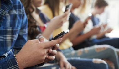 Schools crack down on students' cellphone use with new bans
