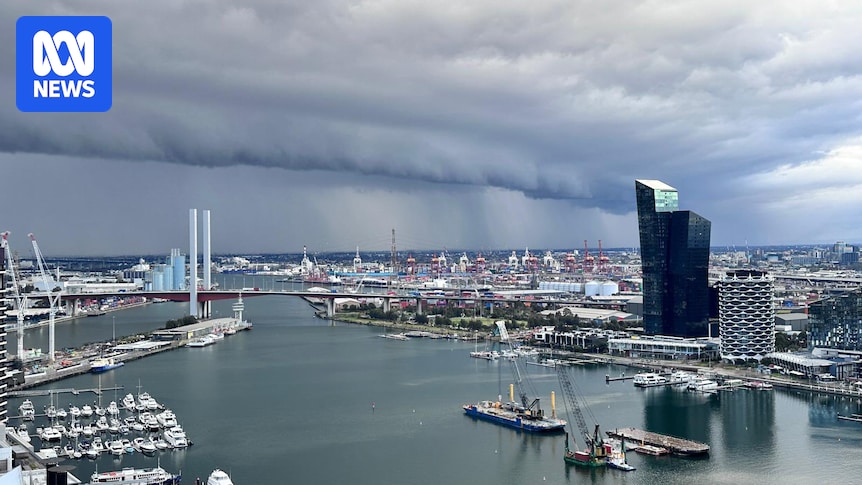 Eastern Australia faces another round of rain and snow as La Niña watch declared