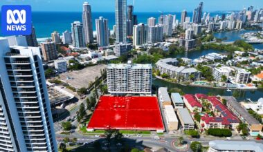 Calls for corruption probe into completion of mayor's Surfers Paradise Bowls Club site purchase