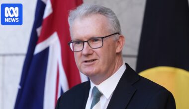 Federal government inks $400m deal with Nauru to resettle people who have 'no legal right to stay in Australia'
