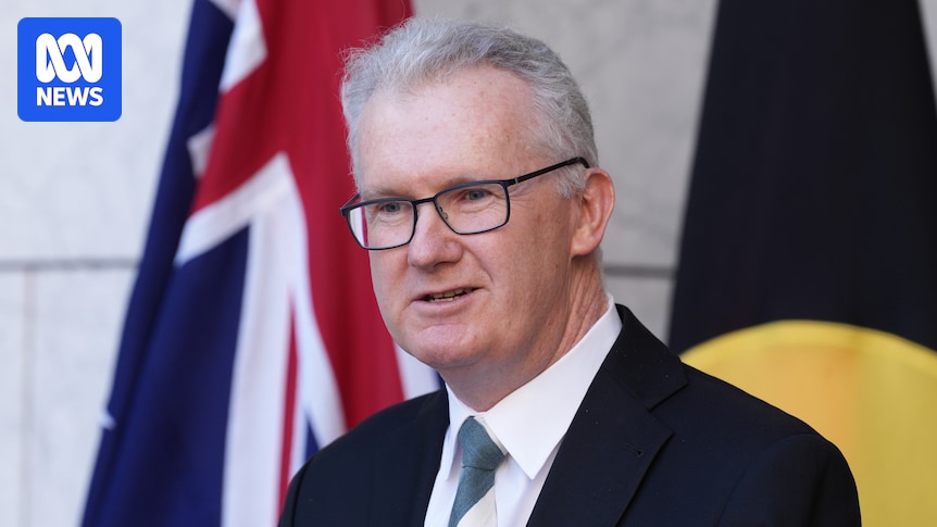 Federal government inks $400m deal with Nauru to resettle people who have 'no legal right to stay in Australia'