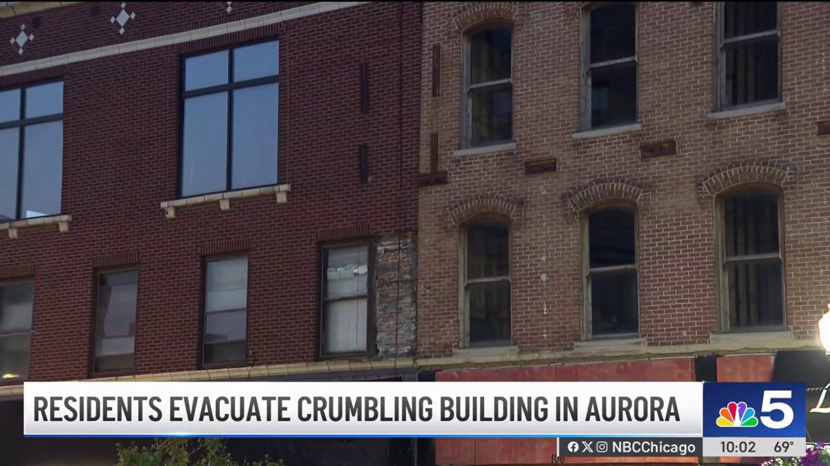 Residents evacuate downtown Aurora building after bricks fall from façade – NBC Chicago