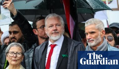 Julian Assange joins pro-Palestine march across Sydney Harbour Bridge before police stop rally citing safety fears | Sydney Harbour Bridge
