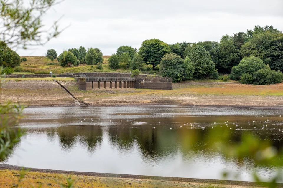West Yorkshire, UK. 18th Aug, 2025. UK Weather.Halifax, West Yorkshire, UK.   Extremely low water levels at the Yorkshire Water reservoir Ogden Moor situated near Halifax, West Yorkshire just below Thornton Moor and close to the home of the Brontes in Haworth.  Credit: Windmill Images/Alamy Live News