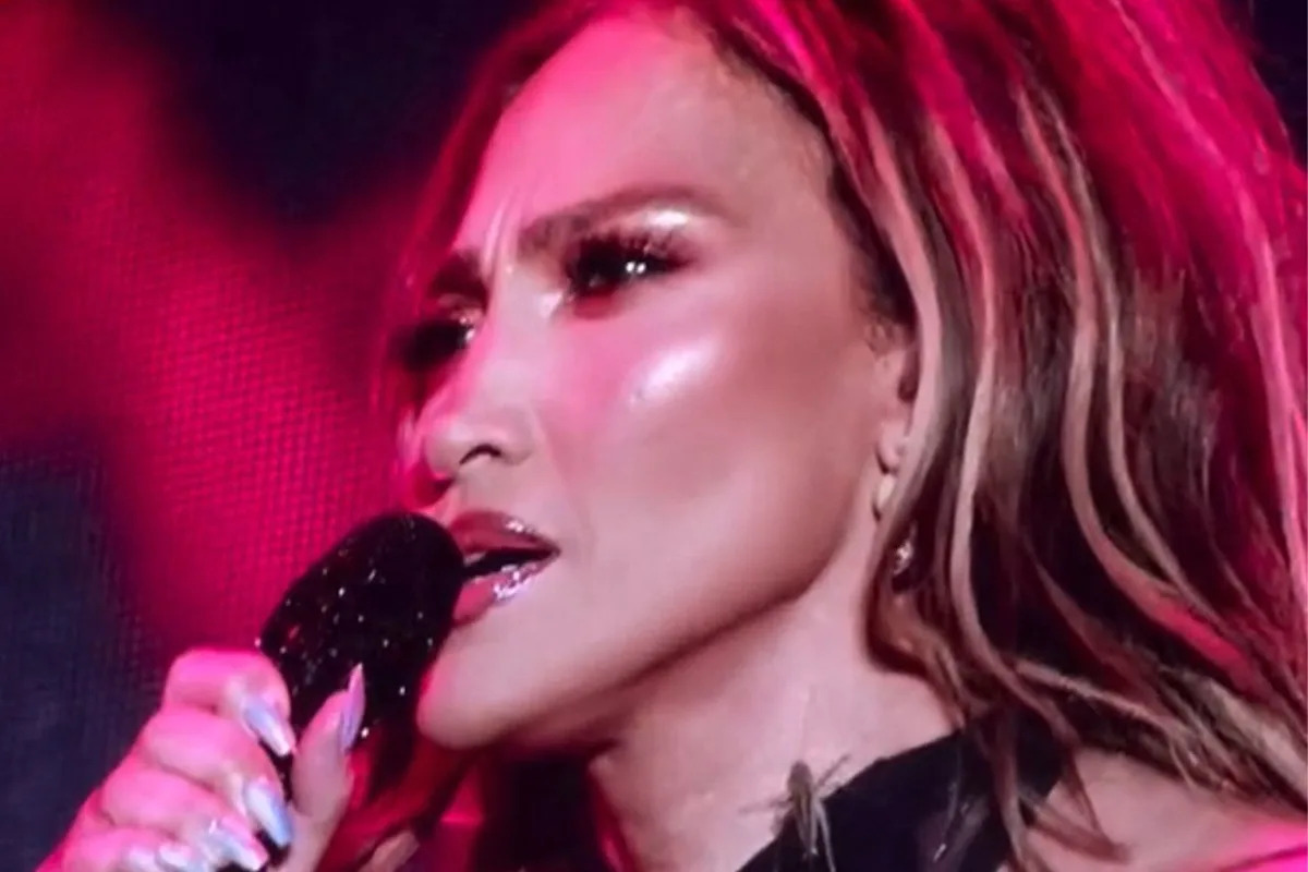 Jennifer Lopez Throws Large Cricket Off Her Neck After the Creature Crawled Up Her Dress Mid-Performance: 'It Was Tickling Me'