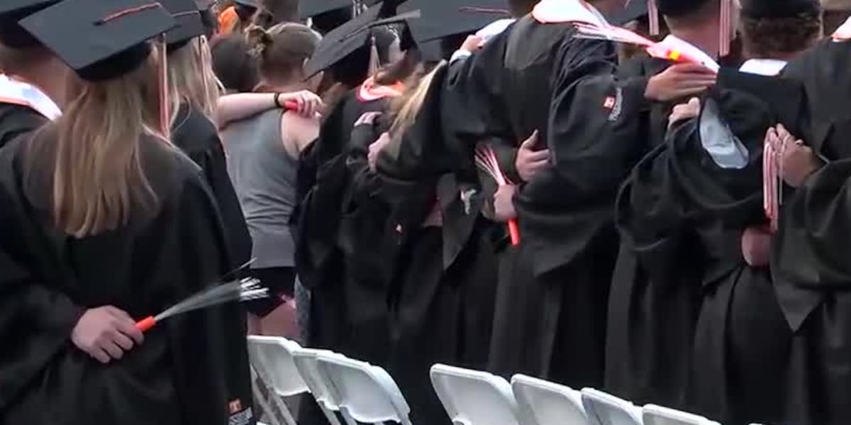 Recent graduates continue to struggle looking for jobs