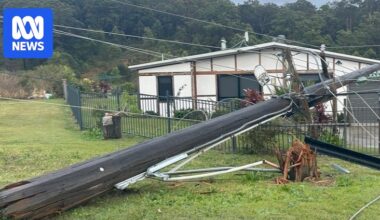 Search resumes for woman missing in floodwater in NSW Hunter region