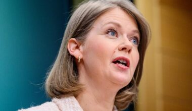 Norway Holds Key Rate, Keeps Prospect of More Easing in 2025
